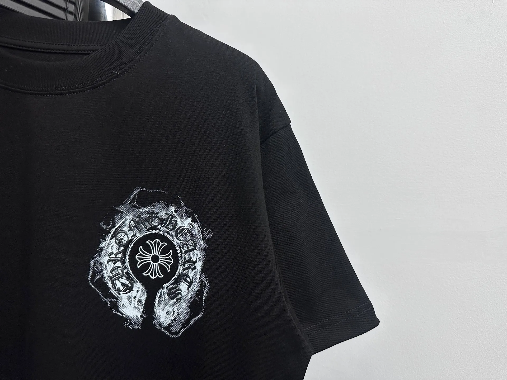 🅿️180 [ChromeHearts] ChromeHearts 24ss horseshoe pulped round neck T-shirt. Original fabric. Official same style. Short-sleeved T-shirt. Customized 260g same vat dyed fabric. Very comfortable to touch. Latest brick cabinet synchronization for spring and summer. Fashionable and personalized. Super versatile and good-looking. Very suitable for both men and women. Must-have style. Tag. Collar label. Washed wheat. Three labels complete. Color: black white. Size: XS-L.